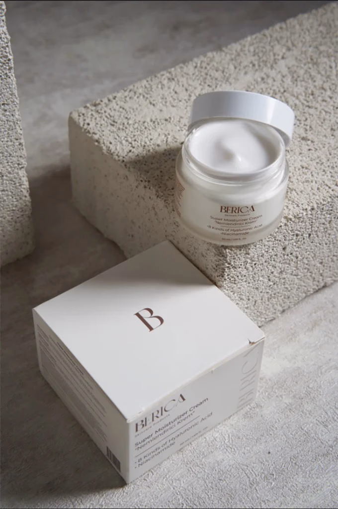 Berica Super Moisturizer Cream ürün fotoğrafı, açık kavanoz ve ambalaj kutusu taş blok kompozisyonu, Ankara ürün fotoğrafçısı Şems Erik