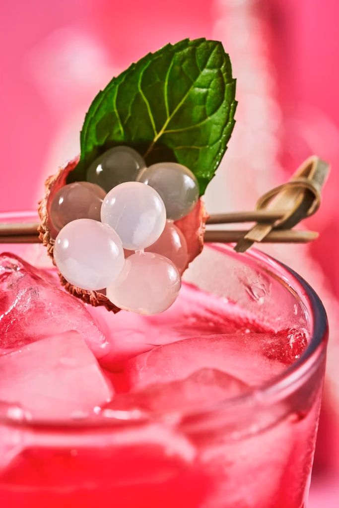 The Boba Co yemek fotoğrafı, lychee bubble tea, nane yaprağı ve inci taneleri detayı, pembe fon üzerinde, Ankara yemek fotoğrafçısı Şems Erik