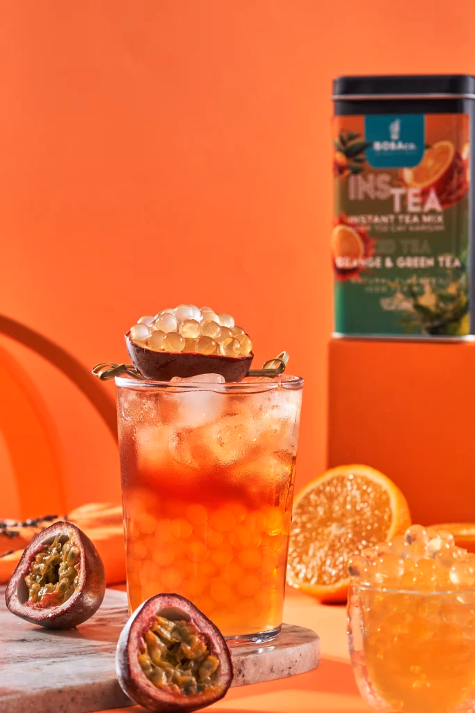 The Boba Co yemek fotoğrafı, passion fruit soğuk çay, çarkıfelek meyvesi garnitürü ve InsTea ürün kutusu, turuncu fon üzerinde, Ankara yemek fotoğrafçısı Şems Erik