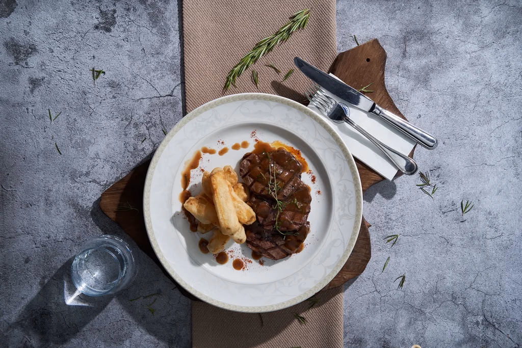 Levante Culinary restoran yemek fotoğrafı, ızgara fileto, sos ve kızarmış patates, gri beton fon üzerinde kompozisyon, Ankara yemek fotoğrafçısı Şems Erik