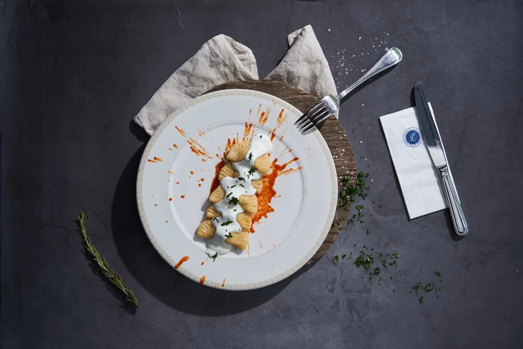 Levante Culinary restoran yemek fotoğrafı, gnocchi, kırmızı sos ve beyaz sos kompozisyonu, koyu gri fon üzerinde, Ankara yemek fotoğrafçısı Şems Erik