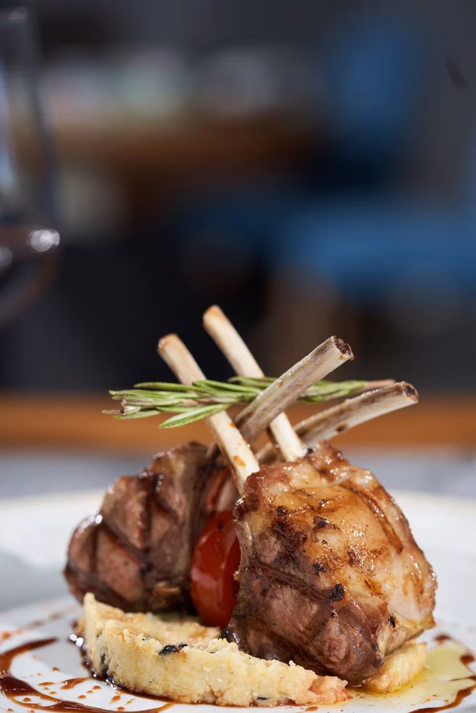 Levante Culinary restoran yemek fotoğrafı, ızgara et, sebze ve püre garnitürleri, gri beton fon üzerinde, Ankara yemek fotoğrafçısı Şems Erik
