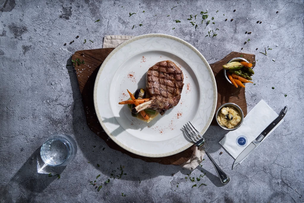 Levante Culinary restoran yemek fotoğrafı, kuzu pirzola, biberiye ve polenta tabanı, bokeh arka plan, Ankara yemek fotoğrafçısı Şems Erik