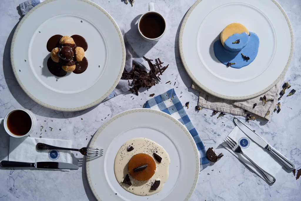 Levante Culinary restoran yemek fotoğrafı, üç farklı tatlı çeşidi, profiterol cheesecake ve karamelli tatlı, mermer fon üzerinde, Ankara yemek fotoğrafçısı Şems Erik
