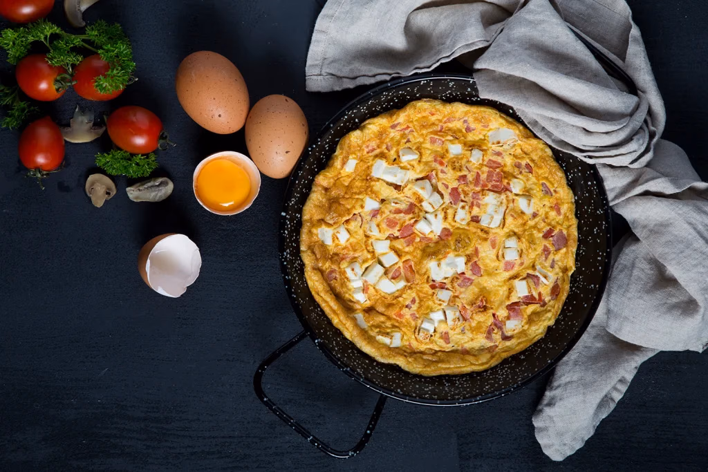 Liva gastronomi fotoğrafı, domates ve peynirli omlet, taze malzemeler ile üstten çekim, Ankara yemek fotoğrafçısı Şems Erik