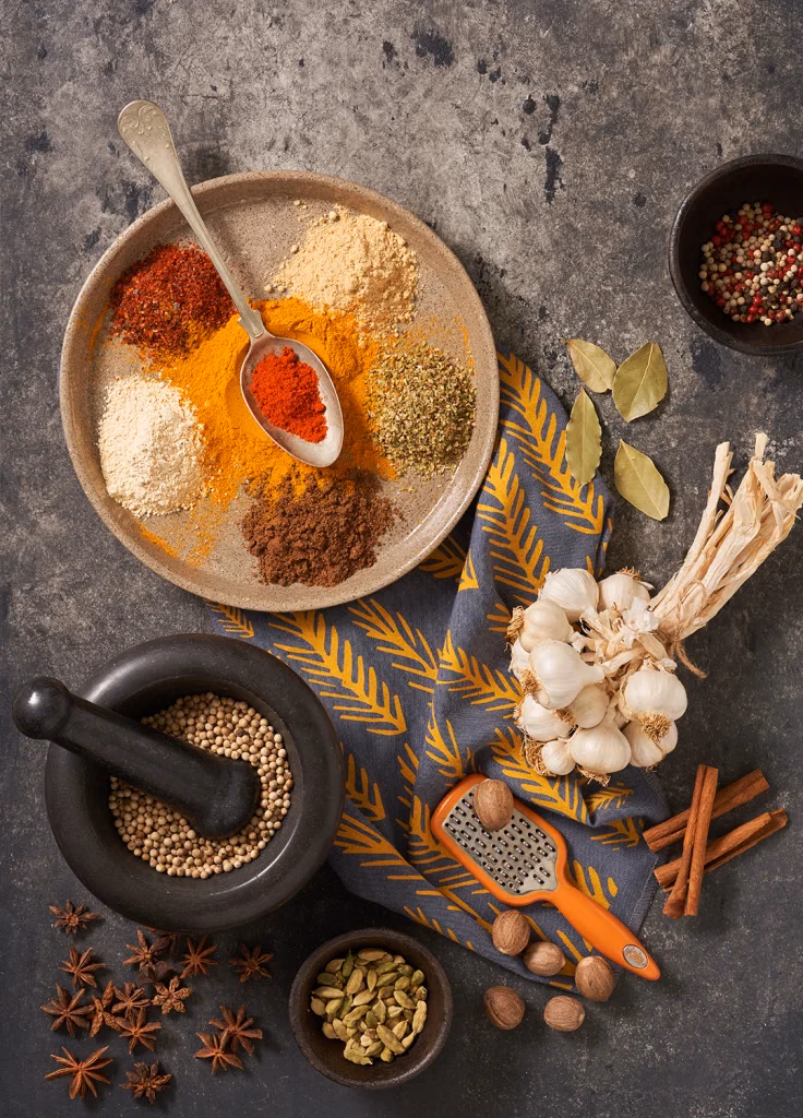 MacroStyle gastronomi fotoğrafı, renkli baharat çeşitleri, sarımsak ve tarçın çubukları ile üstten çekim kompozisyonu, Ankara yemek fotoğrafçısı Şems Erik