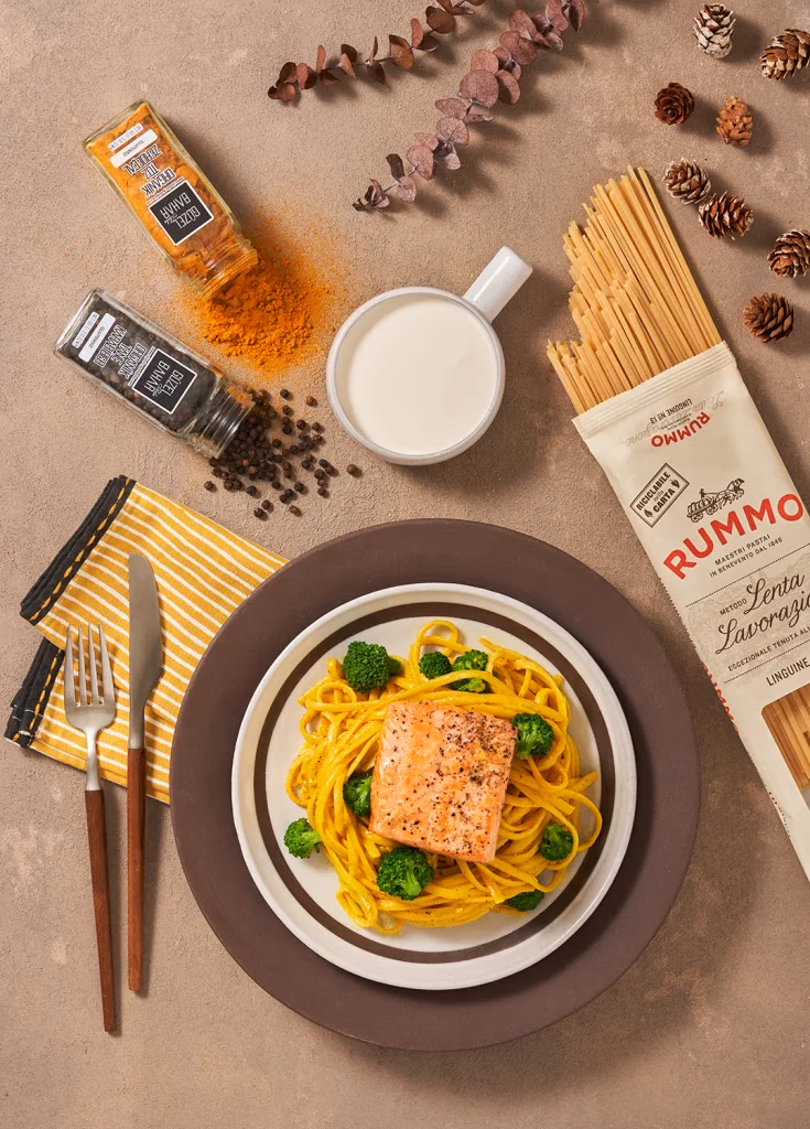 MacroStyle gastronomi fotoğrafı, brokoli ve somonlu linguine makarna tabağı, restoran tarzı üstten çekim, Ankara yemek fotoğrafçısı Şems Erik