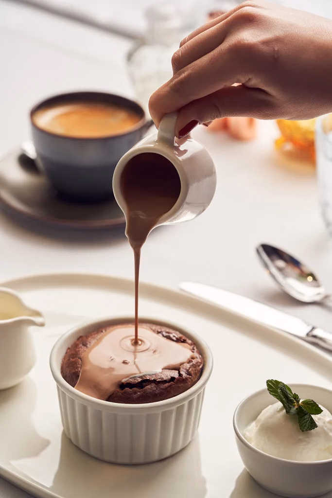 Vento Italiano restoran tatlı fotoğrafı, çikolatalı sufle üzerine sos dökülen an, kahve eşliğinde, Ankara yemek fotoğrafçısı Şems Erik