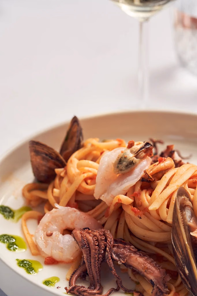 Vento Italiano restoran yemek fotoğrafı, deniz mahsullü linguine makarna yakın çekim detayı, karides ve midye, Ankara yemek fotoğrafçısı Şems Erik
