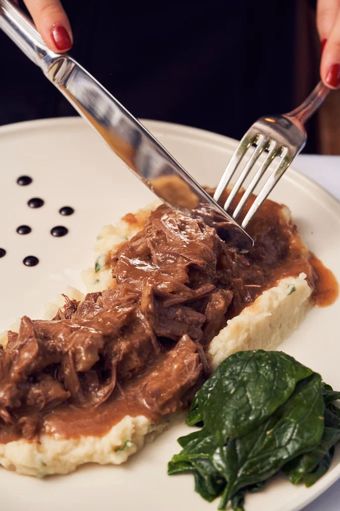 Vento Italiano restoran yemek fotoğrafı, sos ile haşlanmış et ve patates püresi tabağı, Ankara yemek fotoğrafçısı Şems Erik