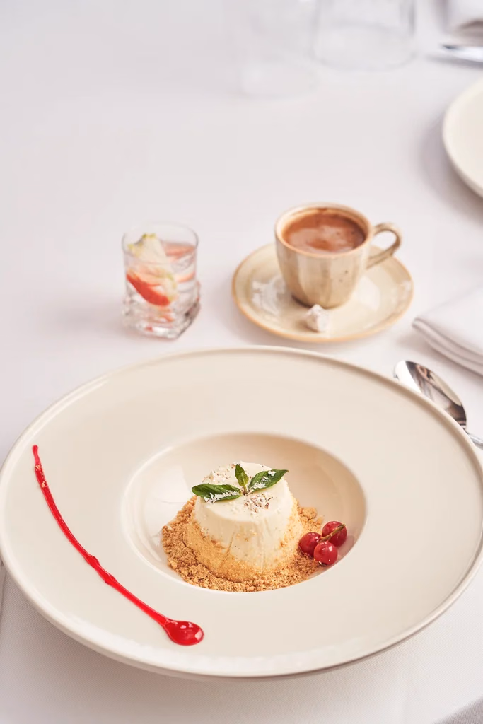 Vento Italiano restoran tatlı fotoğrafı, panna cotta ve kırmızı frenk üzümü sunumu, Türk kahvesi eşliğinde, Ankara yemek fotoğrafçısı Şems Erik