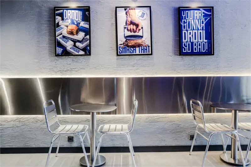 Duvarda çerçeveli marka poster kompozisyonu fotoğrafı, Droll Smash Burger için Ankara mimari fotoğrafçısı Şems Erik.