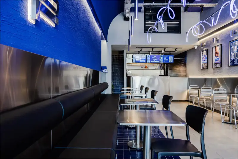 Giriş kapısından salon görünümü fotoğrafı, Droll Smash Burger için Ankara mimari fotoğrafçısı Şems Erik.