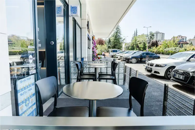 Cam tuğla duvarlı dış teras fotoğrafı, Droll Smash Burger için Ankara mimari fotoğrafçısı Şems Erik.