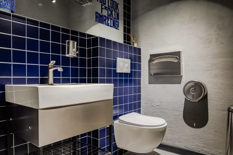 Mavi fayans kaplamalı marka temalı WC fotoğrafı, Droll Smash Burger için Ankara mimari fotoğrafçısı Şems Erik.