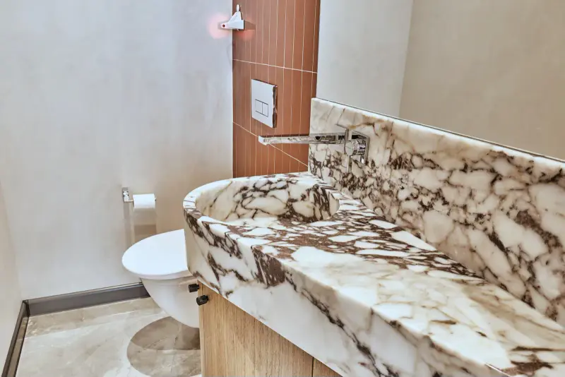 Mermer lavabolu WC fotoğrafı, Ruler İç Mimarlık ofisi için Ankara mimari fotoğrafçısı Şems Erik.