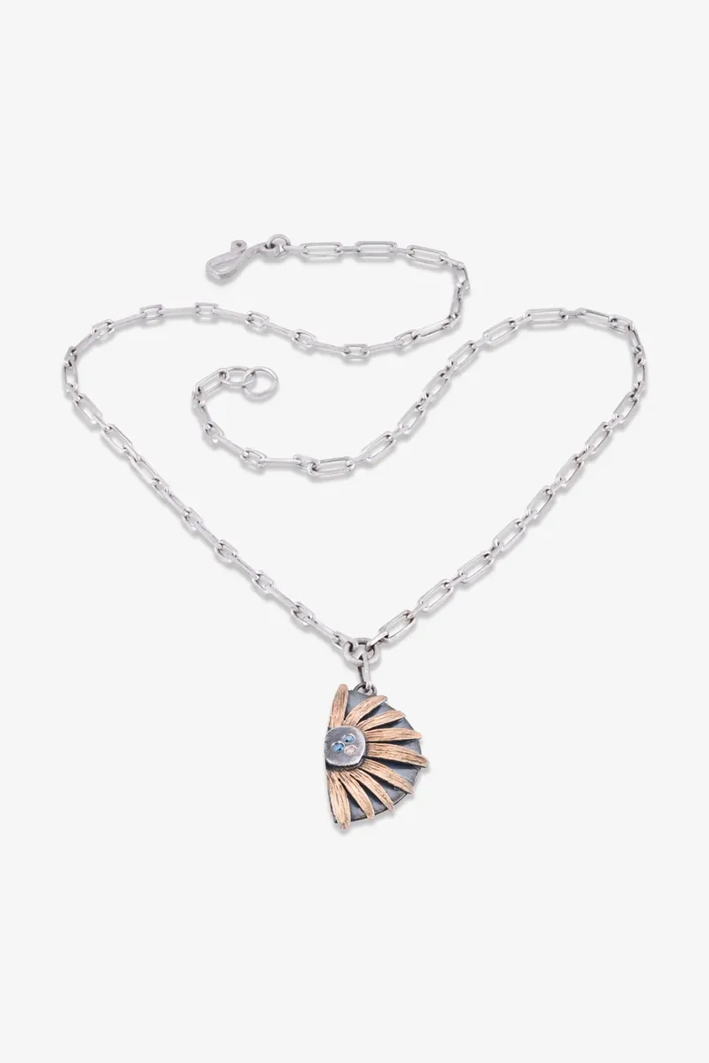Mosi Jewelry Fairytale koleksiyonu, kare 9: kolye beyaz fonda ürün katalog çekimi, Ankara takı fotoğrafçısı Şems Erik