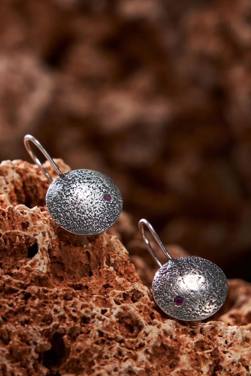 Mosi Jewelry Kissed by the Fire koleksiyonu, kare 8: küpe taş üzerinde ürün imaj çekimi, Ankara takı fotoğrafçısı Şems Erik