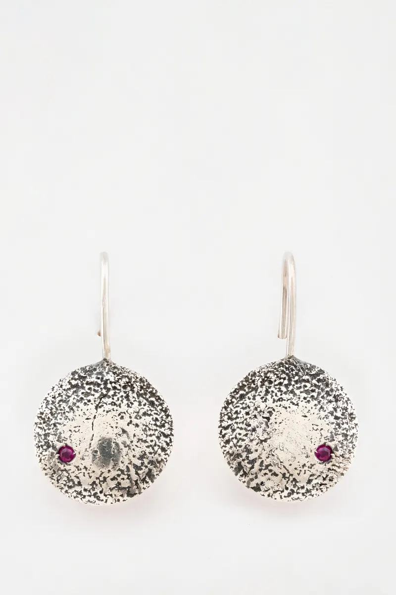 Mosi Jewelry Kissed by the Fire koleksiyonu, kare 7: küpe beyaz fonda ürün katalog çekimi, Ankara takı fotoğrafçısı Şems Erik