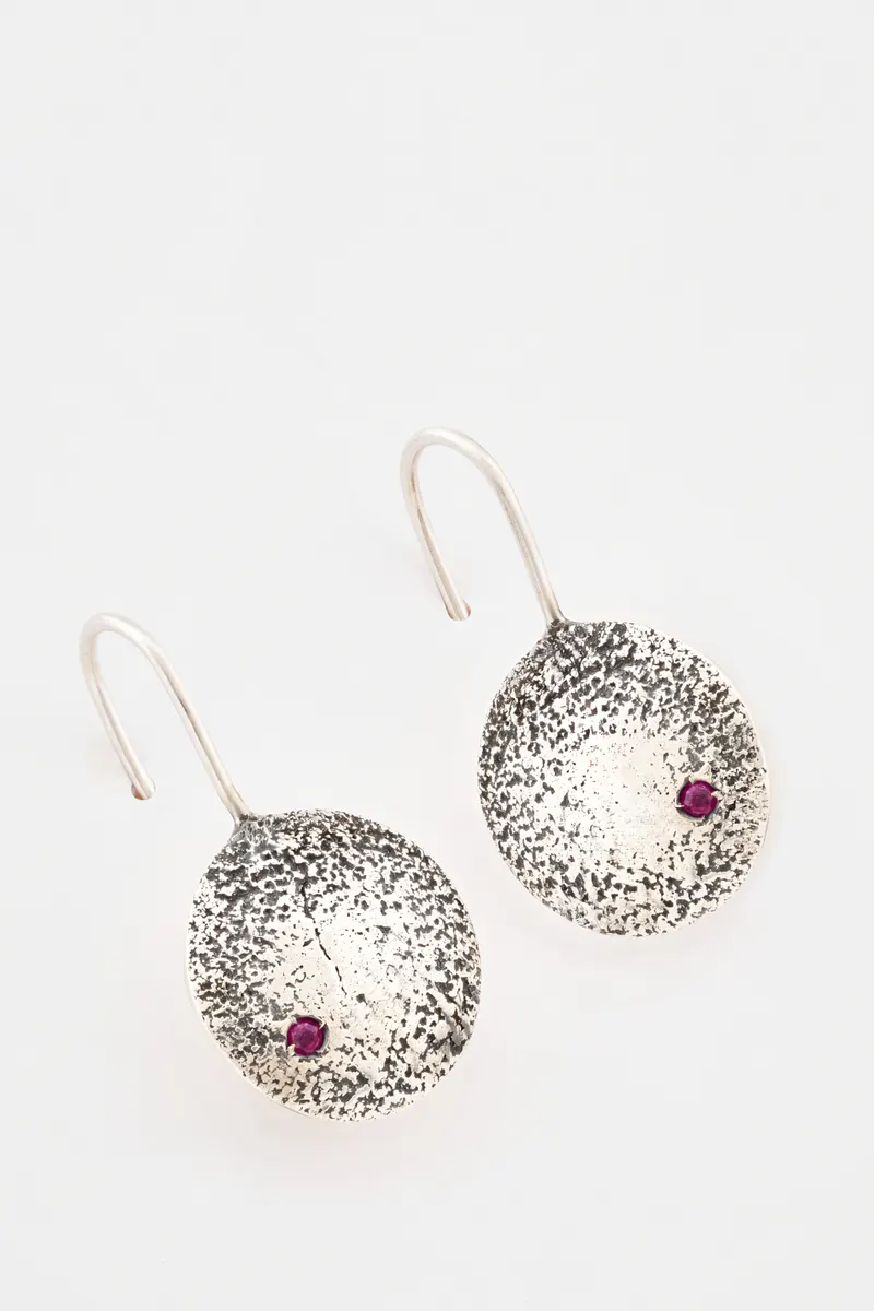 Mosi Jewelry Kissed by the Fire koleksiyonu, kare 9: küpe beyaz fonda ürün katalog çekimi, Ankara takı fotoğrafçısı Şems Erik