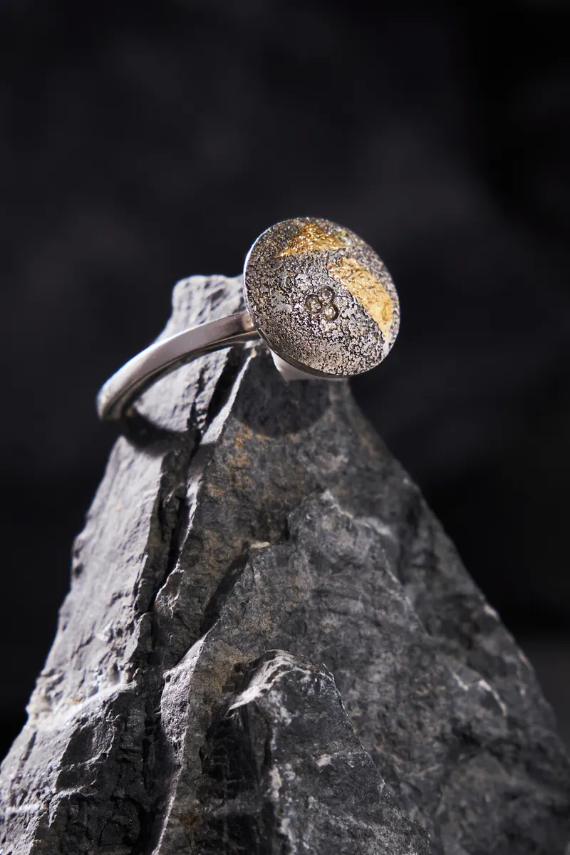 Mosi Jewelry Kissed by the Fire koleksiyonu, kare 4: yüzük taş üzerinde ürün imaj çekimi, Ankara takı fotoğrafçısı Şems Erik
