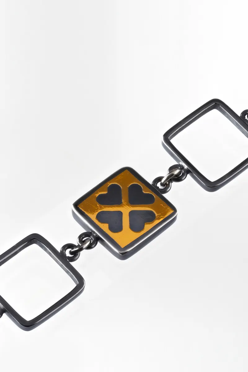Mosi Jewelry Lucky Charm koleksiyonu, kare 9: bileklik beyaz fonda ürün katalog çekimi, Ankara takı fotoğrafçısı Şems Erik